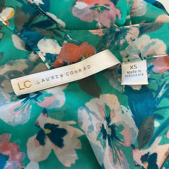 LC Lauren Conrad  Top  blouse, V-neck&back floral Light green peach blue Size XS - Picture 8 of 9
